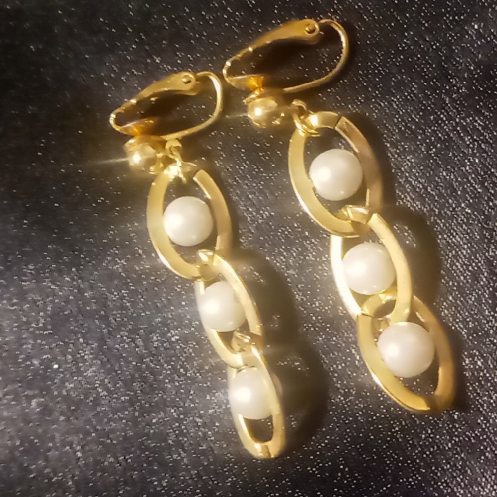 Vintage clip on curb chain & pearl earrings by avon